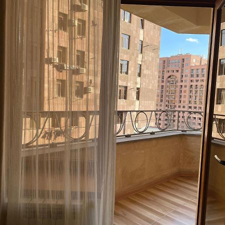 Superior Apt. With Balcony On Aram Street Apartamento Erevan Exterior foto