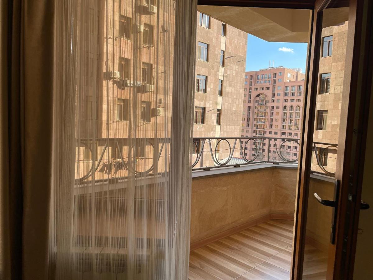 Superior Apt. With Balcony On Aram Street Apartamento Erevan Exterior foto