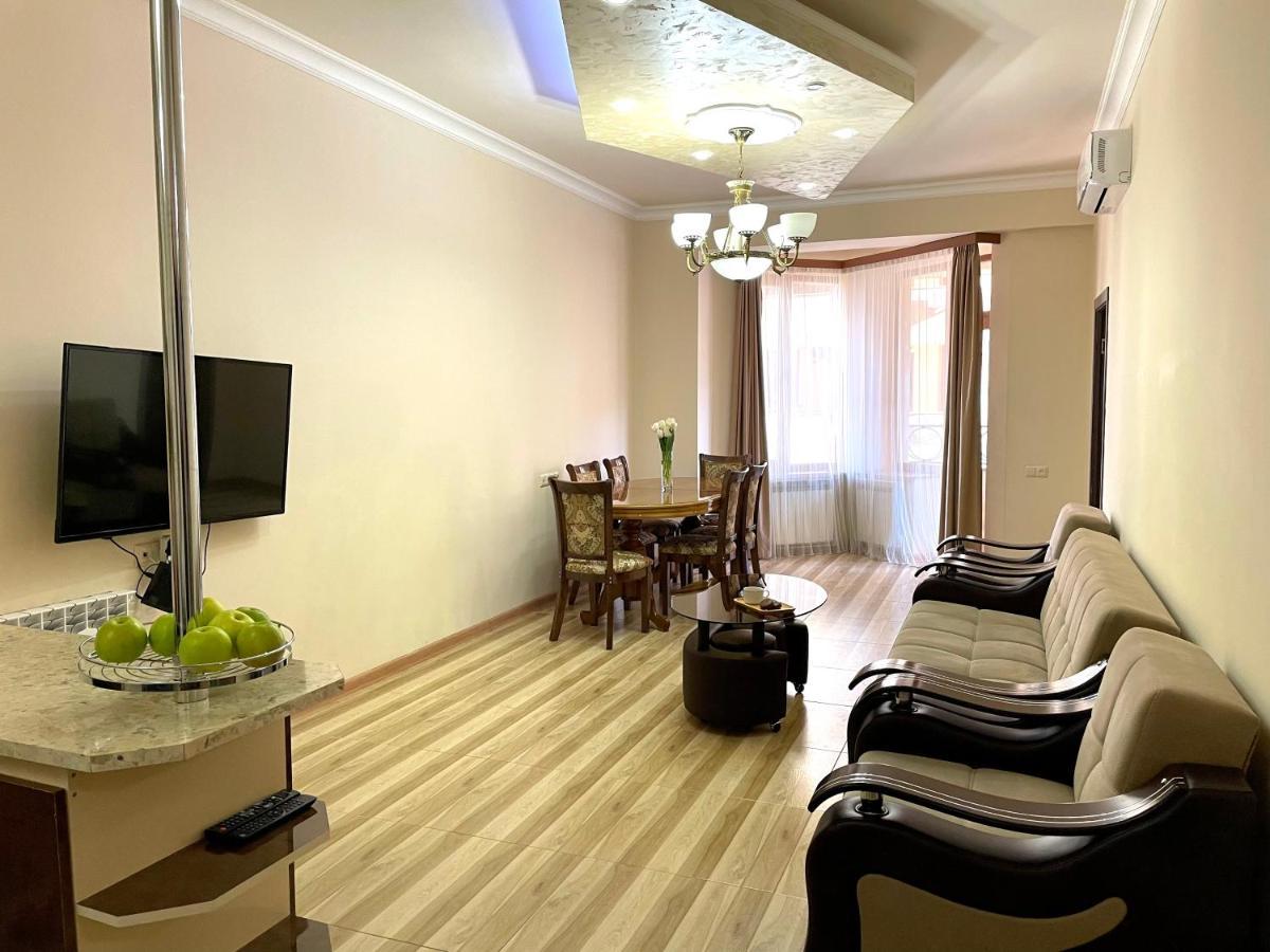 Superior Apt. With Balcony On Aram Street Apartamento Erevan Exterior foto