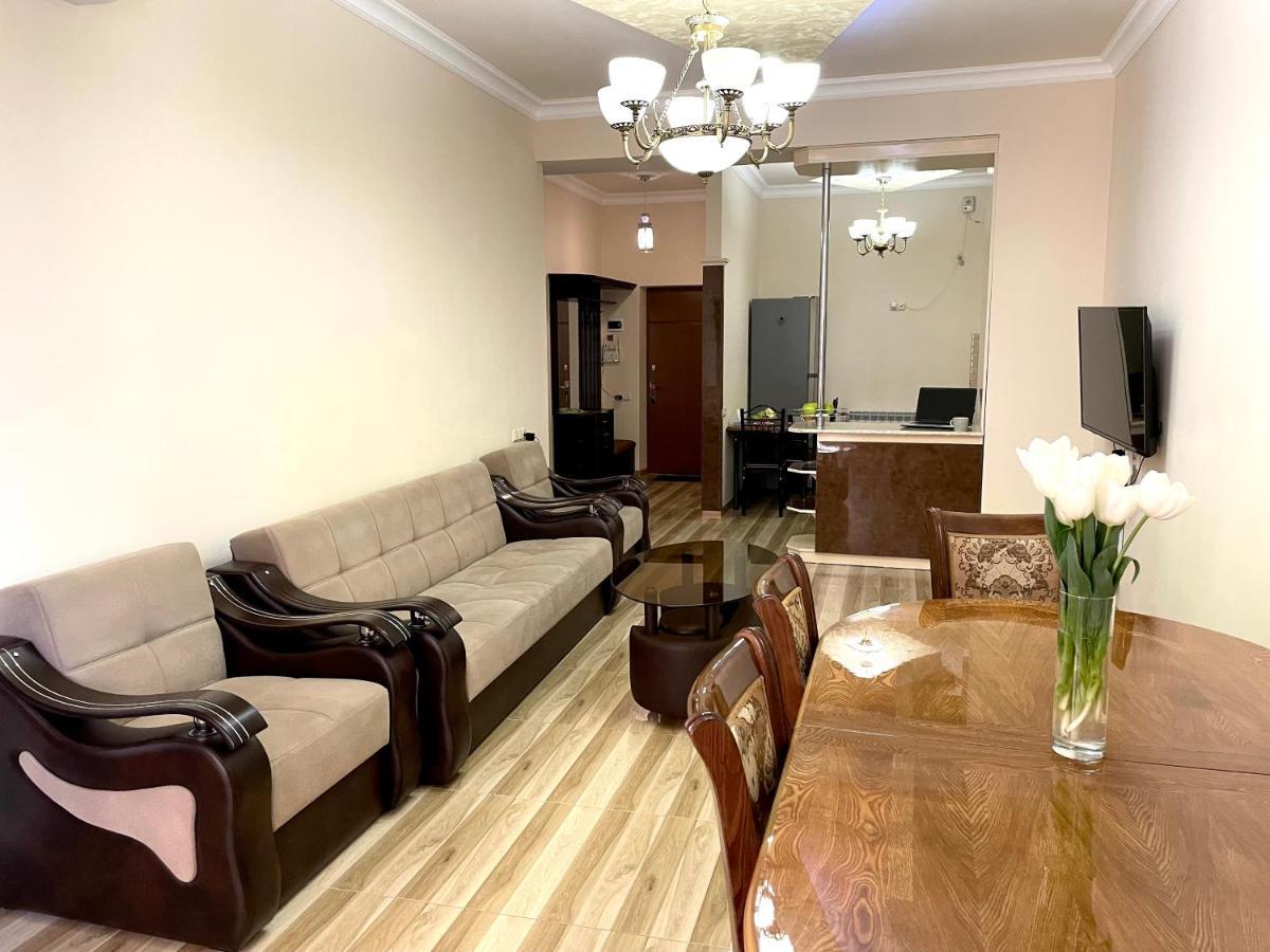 Superior Apt. With Balcony On Aram Street Apartamento Erevan Exterior foto