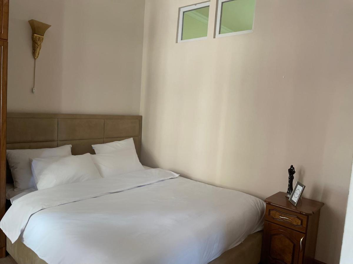 Superior Apt. With Balcony On Aram Street Apartamento Erevan Exterior foto