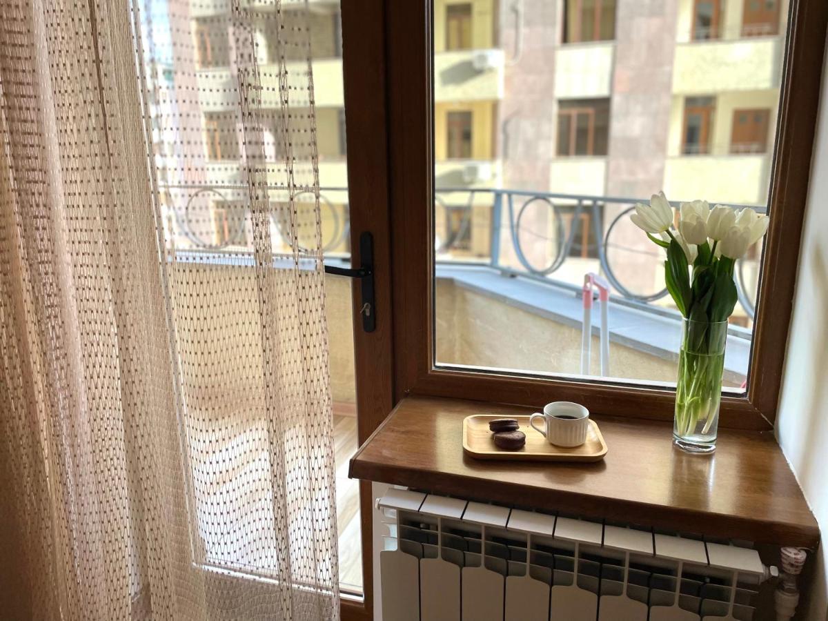 Superior Apt. With Balcony On Aram Street Apartamento Erevan Exterior foto