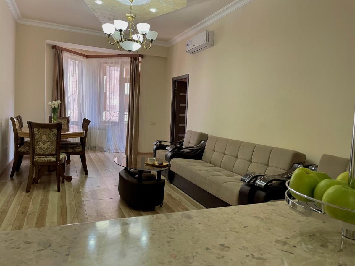 Superior Apt. With Balcony On Aram Street Apartamento Erevan Exterior foto